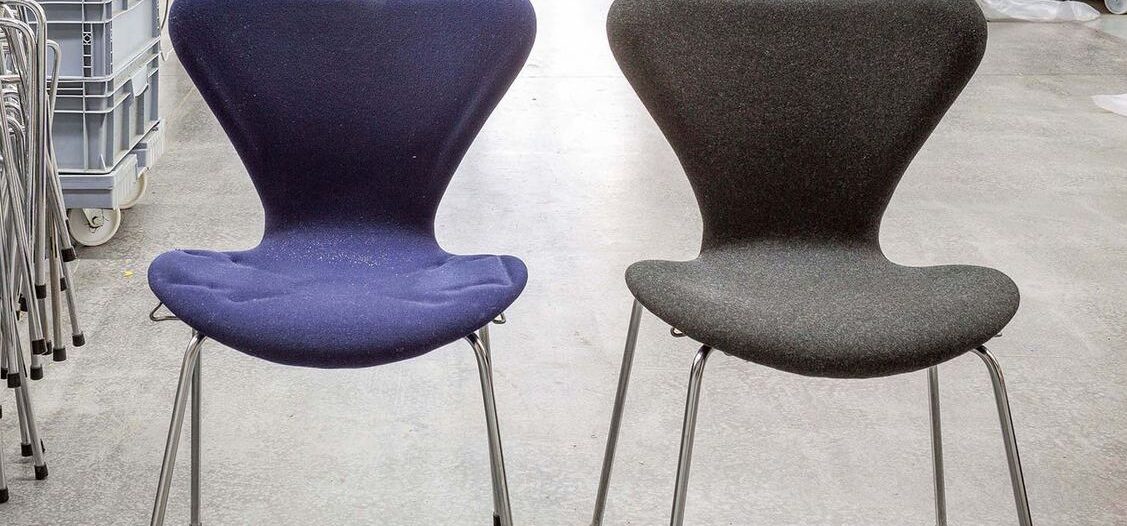 zwei Stühle im Raum stehend